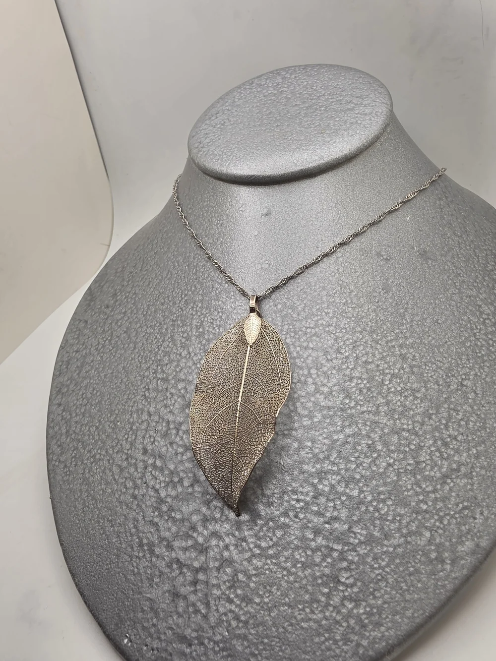 Delicate Silver Leaf Pendant Necklace - Women Jewelry